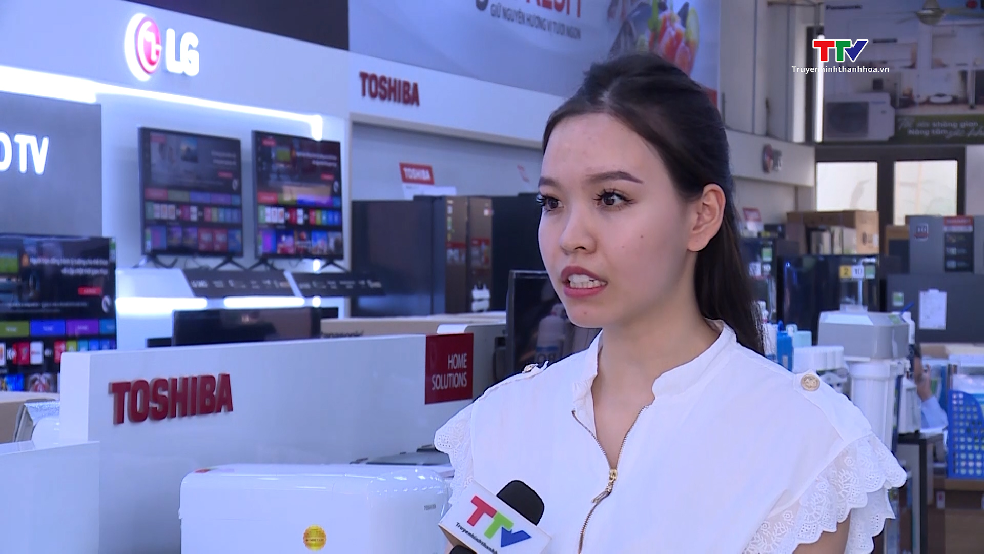 Sôi động thị trường điện lạnh mùa hè- Ảnh 2. Sôi động thị trường điện lạnh mùa hè- Ảnh 2.