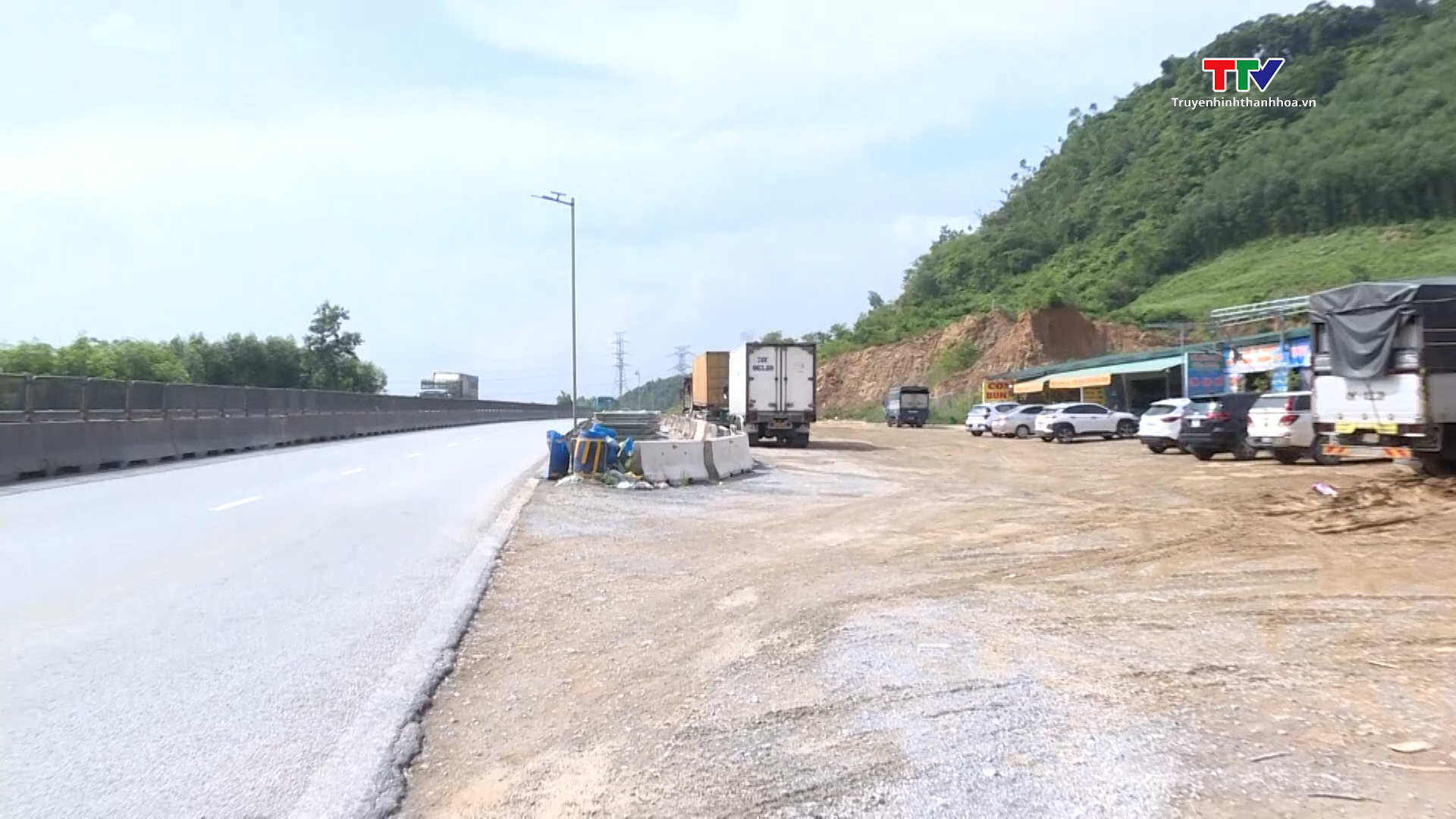 Trạm dừng nghỉ tạm cao tốc quốc lộ 45 - Nghi Sơn tiềm ẩn mất an toàn giao thông- Ảnh 3.