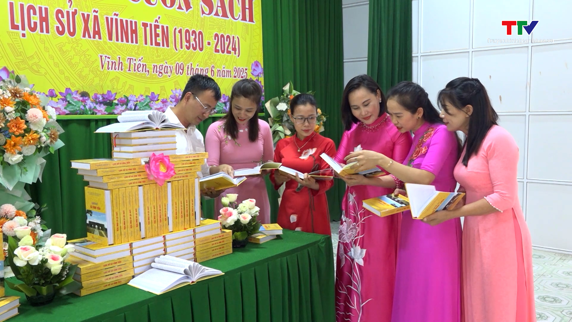 Ra mắt cuốn sách "Lịch sử xã Vĩnh Tiến, giai đoạn 1930 - 2024"- Ảnh 1. Ra mắt cuốn sách "Lịch sử xã Vĩnh Tiến, giai đoạn 1930 - 2024"- Ảnh 1.
