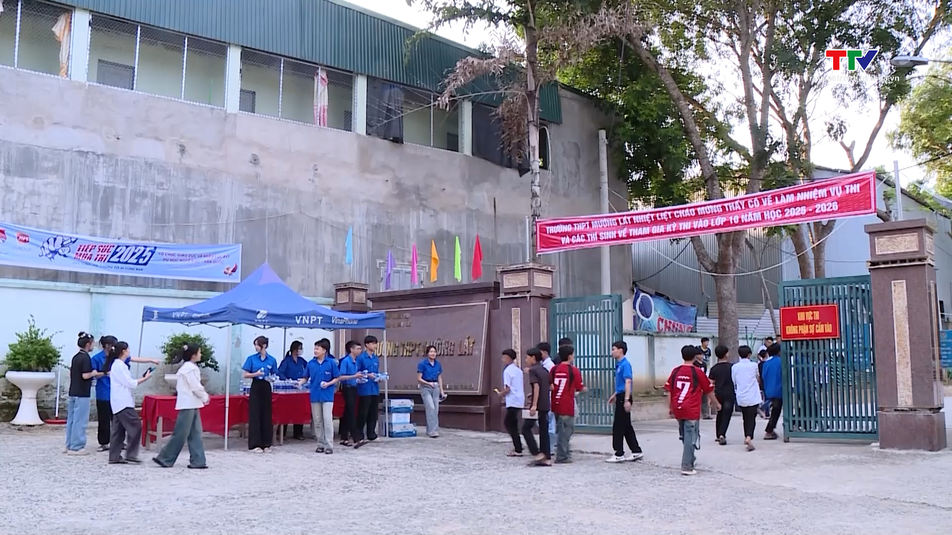 Màu áo xanh tình nguyện giữa núi rừng biên cương- Ảnh 2. Màu áo xanh tình nguyện giữa núi rừng biên cương- Ảnh 2.