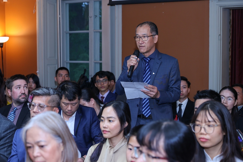 Thủ tướng gặp gỡ kiều bào tại Thụy Điển: "Tự lo được cho mình cũng là yêu nước"- Ảnh 5. Thủ tướng gặp gỡ kiều bào tại Thụy Điển: "Tự lo được cho mình cũng là yêu nước"- Ảnh 5.
