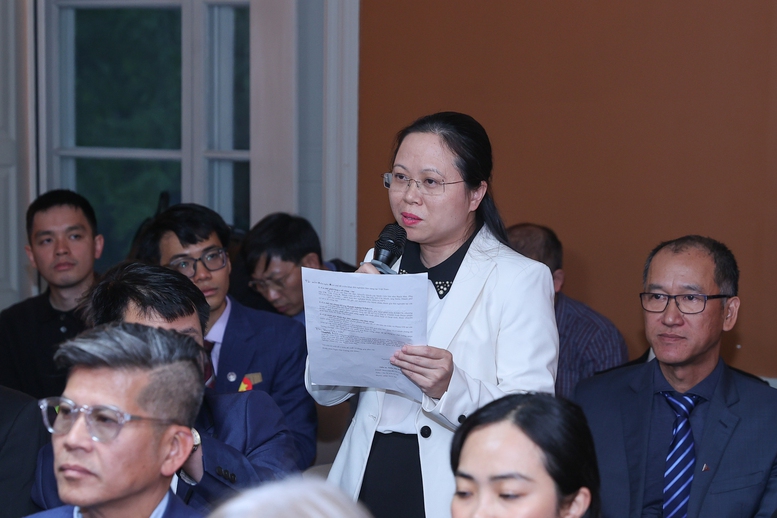 Thủ tướng gặp gỡ kiều bào tại Thụy Điển: "Tự lo được cho mình cũng là yêu nước"- Ảnh 6. Thủ tướng gặp gỡ kiều bào tại Thụy Điển: "Tự lo được cho mình cũng là yêu nước"- Ảnh 6.