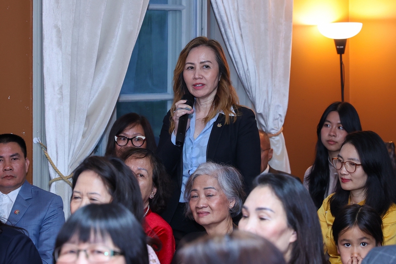 Thủ tướng gặp gỡ kiều bào tại Thụy Điển: "Tự lo được cho mình cũng là yêu nước"- Ảnh 7. Thủ tướng gặp gỡ kiều bào tại Thụy Điển: "Tự lo được cho mình cũng là yêu nước"- Ảnh 7.