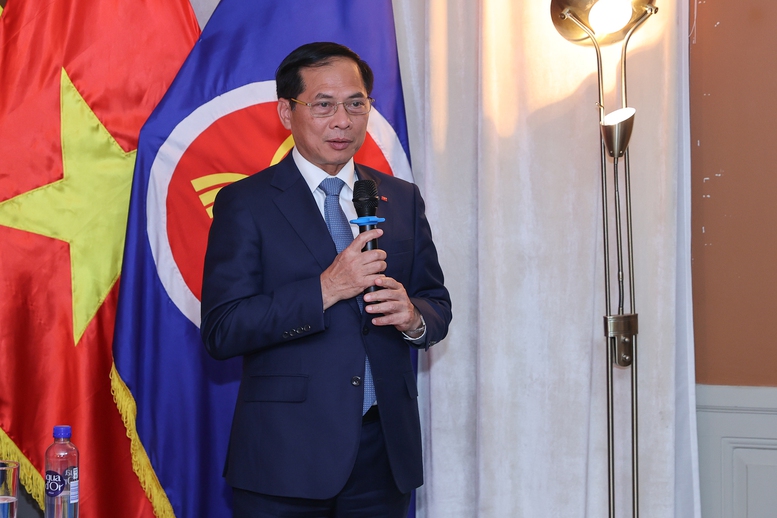 Thủ tướng gặp gỡ kiều bào tại Thụy Điển: "Tự lo được cho mình cũng là yêu nước"- Ảnh 3. Thủ tướng gặp gỡ kiều bào tại Thụy Điển: "Tự lo được cho mình cũng là yêu nước"- Ảnh 3.