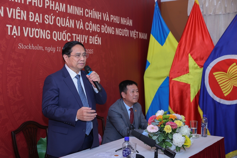 Thủ tướng gặp gỡ kiều bào tại Thụy Điển: "Tự lo được cho mình cũng là yêu nước"- Ảnh 1. Thủ tướng gặp gỡ kiều bào tại Thụy Điển: "Tự lo được cho mình cũng là yêu nước"- Ảnh 1.