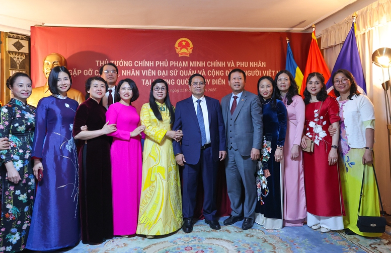 Thủ tướng gặp gỡ kiều bào tại Thụy Điển: "Tự lo được cho mình cũng là yêu nước"- Ảnh 10. Thủ tướng gặp gỡ kiều bào tại Thụy Điển: "Tự lo được cho mình cũng là yêu nước"- Ảnh 10.