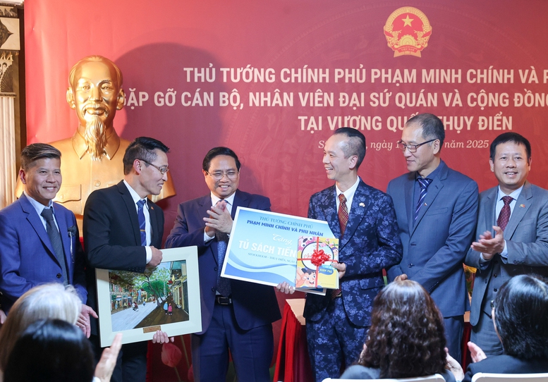 Thủ tướng gặp gỡ kiều bào tại Thụy Điển: "Tự lo được cho mình cũng là yêu nước"- Ảnh 9. Thủ tướng gặp gỡ kiều bào tại Thụy Điển: "Tự lo được cho mình cũng là yêu nước"- Ảnh 9.