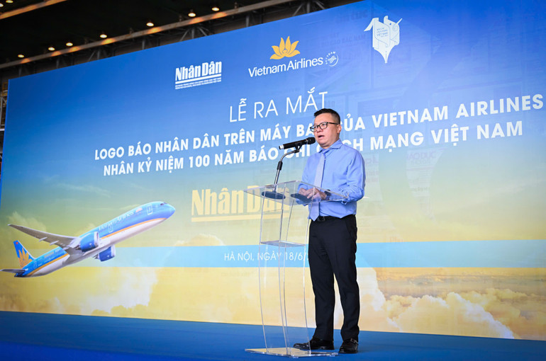 Ra mắt logo Báo Nhân Dân trên máy bay của Vietnam Airlines nhân kỷ niệm 100 năm Ngày Báo chí Cách mạng Việt Nam- Ảnh 2. Ra mắt logo Báo Nhân Dân trên máy bay của Vietnam Airlines nhân kỷ niệm 100 năm Ngày Báo chí Cách mạng Việt Nam- Ảnh 2.