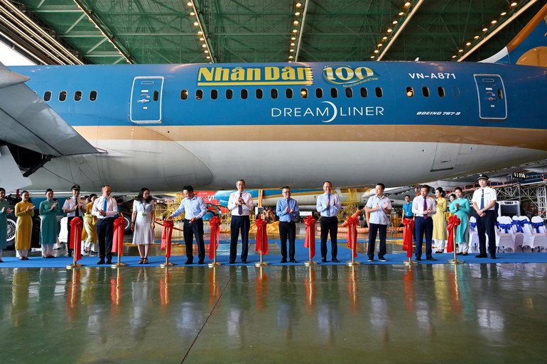 Ra mắt logo Báo Nhân Dân trên máy bay của Vietnam Airlines nhân kỷ niệm 100 năm Ngày Báo chí Cách mạng Việt Nam- Ảnh 5. Ra mắt logo Báo Nhân Dân trên máy bay của Vietnam Airlines nhân kỷ niệm 100 năm Ngày Báo chí Cách mạng Việt Nam- Ảnh 5.