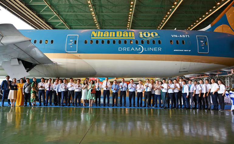 Ra mắt logo Báo Nhân Dân trên máy bay của Vietnam Airlines nhân kỷ niệm 100 năm Ngày Báo chí Cách mạng Việt Nam- Ảnh 7. Ra mắt logo Báo Nhân Dân trên máy bay của Vietnam Airlines nhân kỷ niệm 100 năm Ngày Báo chí Cách mạng Việt Nam- Ảnh 7.