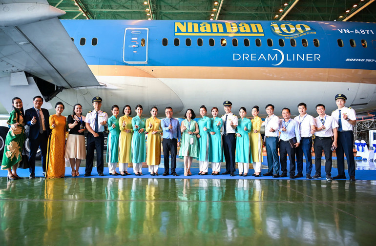 Ra mắt logo Báo Nhân Dân trên máy bay của Vietnam Airlines nhân kỷ niệm 100 năm Ngày Báo chí Cách mạng Việt Nam- Ảnh 8. Ra mắt logo Báo Nhân Dân trên máy bay của Vietnam Airlines nhân kỷ niệm 100 năm Ngày Báo chí Cách mạng Việt Nam- Ảnh 8.