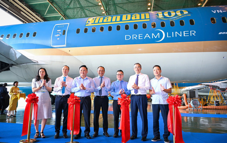 Ra mắt logo Báo Nhân Dân trên máy bay của Vietnam Airlines nhân kỷ niệm 100 năm Ngày Báo chí Cách mạng Việt Nam- Ảnh 6. Ra mắt logo Báo Nhân Dân trên máy bay của Vietnam Airlines nhân kỷ niệm 100 năm Ngày Báo chí Cách mạng Việt Nam- Ảnh 6.