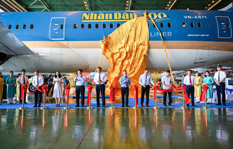 Ra mắt logo Báo Nhân Dân trên máy bay của Vietnam Airlines nhân kỷ niệm 100 năm Ngày Báo chí Cách mạng Việt Nam- Ảnh 1. Ra mắt logo Báo Nhân Dân trên máy bay của Vietnam Airlines nhân kỷ niệm 100 năm Ngày Báo chí Cách mạng Việt Nam- Ảnh 1.