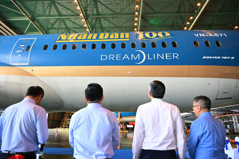 Ra mắt logo Báo Nhân Dân trên máy bay của Vietnam Airlines nhân kỷ niệm 100 năm Ngày Báo chí Cách mạng Việt Nam- Ảnh 9. Ra mắt logo Báo Nhân Dân trên máy bay của Vietnam Airlines nhân kỷ niệm 100 năm Ngày Báo chí Cách mạng Việt Nam- Ảnh 9.