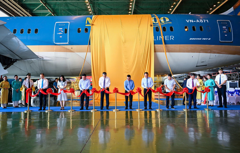 Ra mắt logo Báo Nhân Dân trên máy bay của Vietnam Airlines nhân kỷ niệm 100 năm Ngày Báo chí Cách mạng Việt Nam- Ảnh 4. Ra mắt logo Báo Nhân Dân trên máy bay của Vietnam Airlines nhân kỷ niệm 100 năm Ngày Báo chí Cách mạng Việt Nam- Ảnh 4.