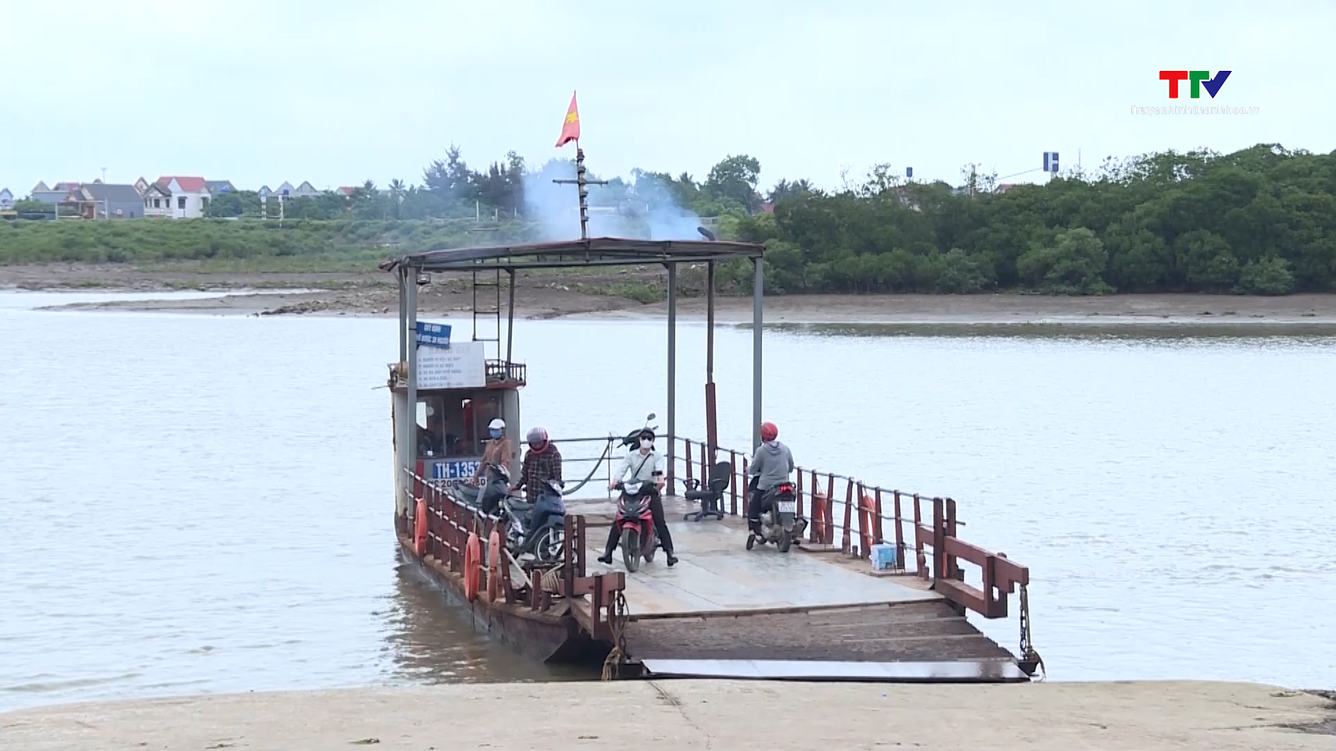 Cần sớm ngăn chặn bến khách ngang sông không phép tại xã Hoằng Yến- Ảnh 1. Cần sớm ngăn chặn bến khách ngang sông không phép tại xã Hoằng Yến- Ảnh 1.
