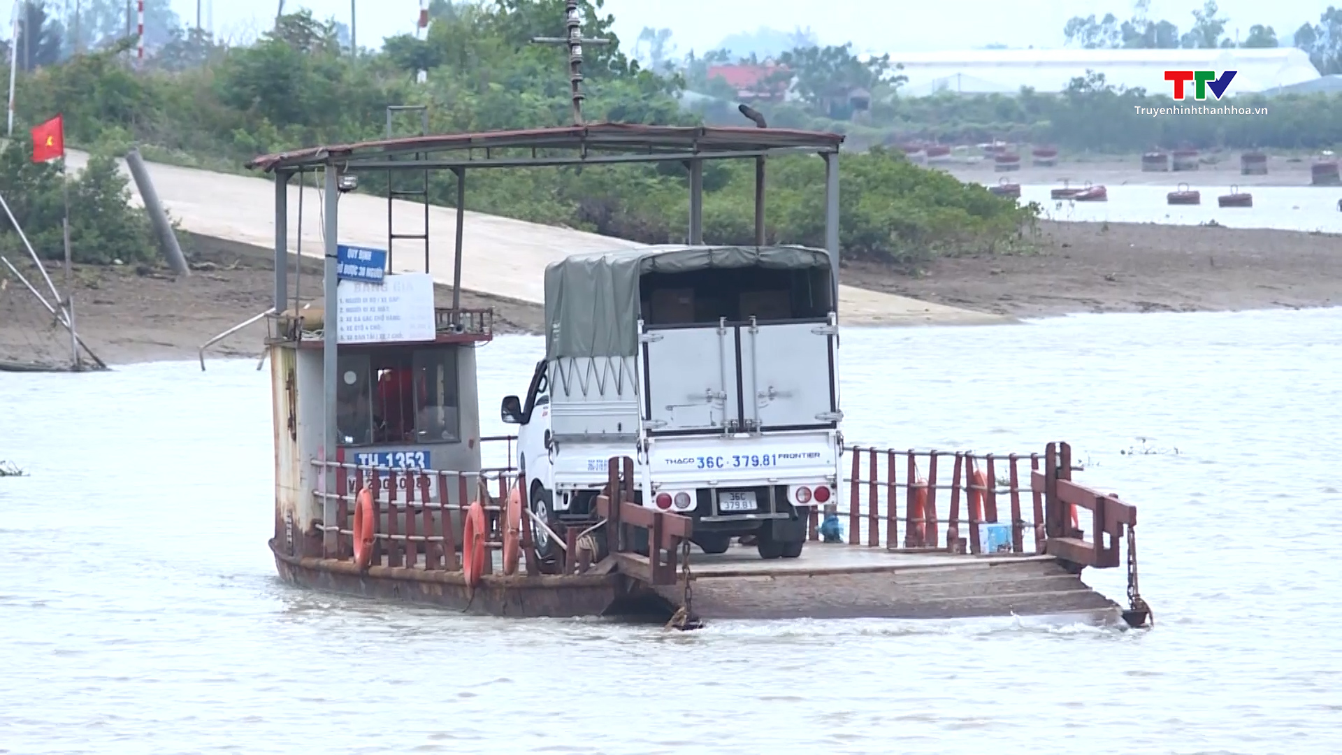 Cần sớm ngăn chặn bến khách ngang sông không phép tại xã Hoằng Yến- Ảnh 2. Cần sớm ngăn chặn bến khách ngang sông không phép tại xã Hoằng Yến- Ảnh 2.