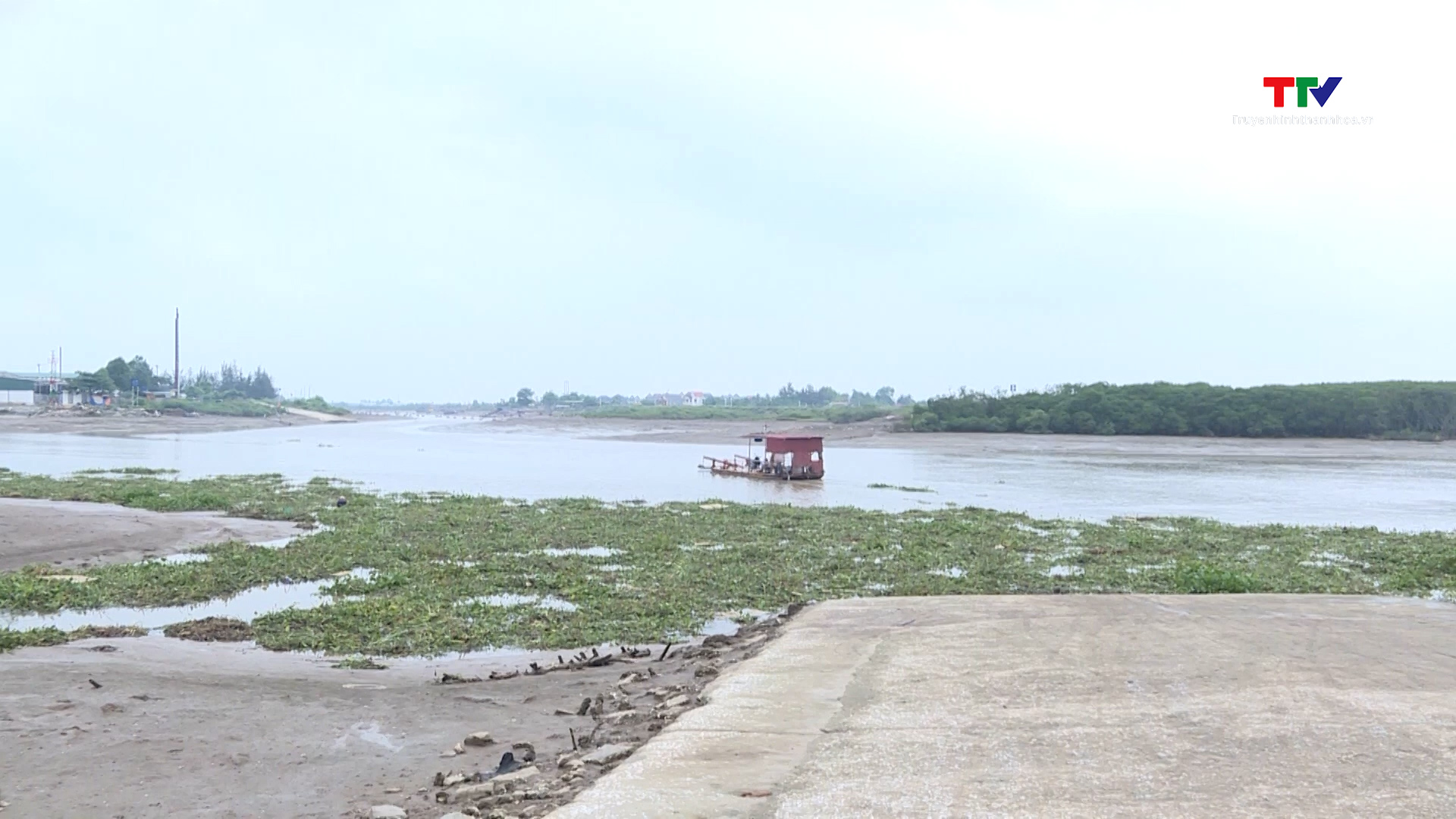 Cần sớm ngăn chặn bến khách ngang sông không phép tại xã Hoằng Yến- Ảnh 5. Cần sớm ngăn chặn bến khách ngang sông không phép tại xã Hoằng Yến- Ảnh 5.