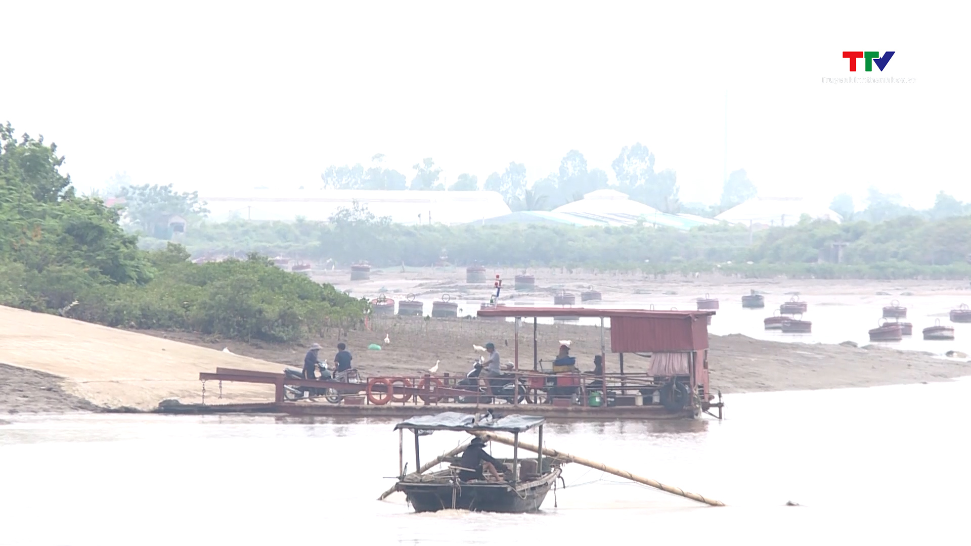 Cần sớm ngăn chặn bến khách ngang sông không phép tại xã Hoằng Yến- Ảnh 6. Cần sớm ngăn chặn bến khách ngang sông không phép tại xã Hoằng Yến- Ảnh 6.