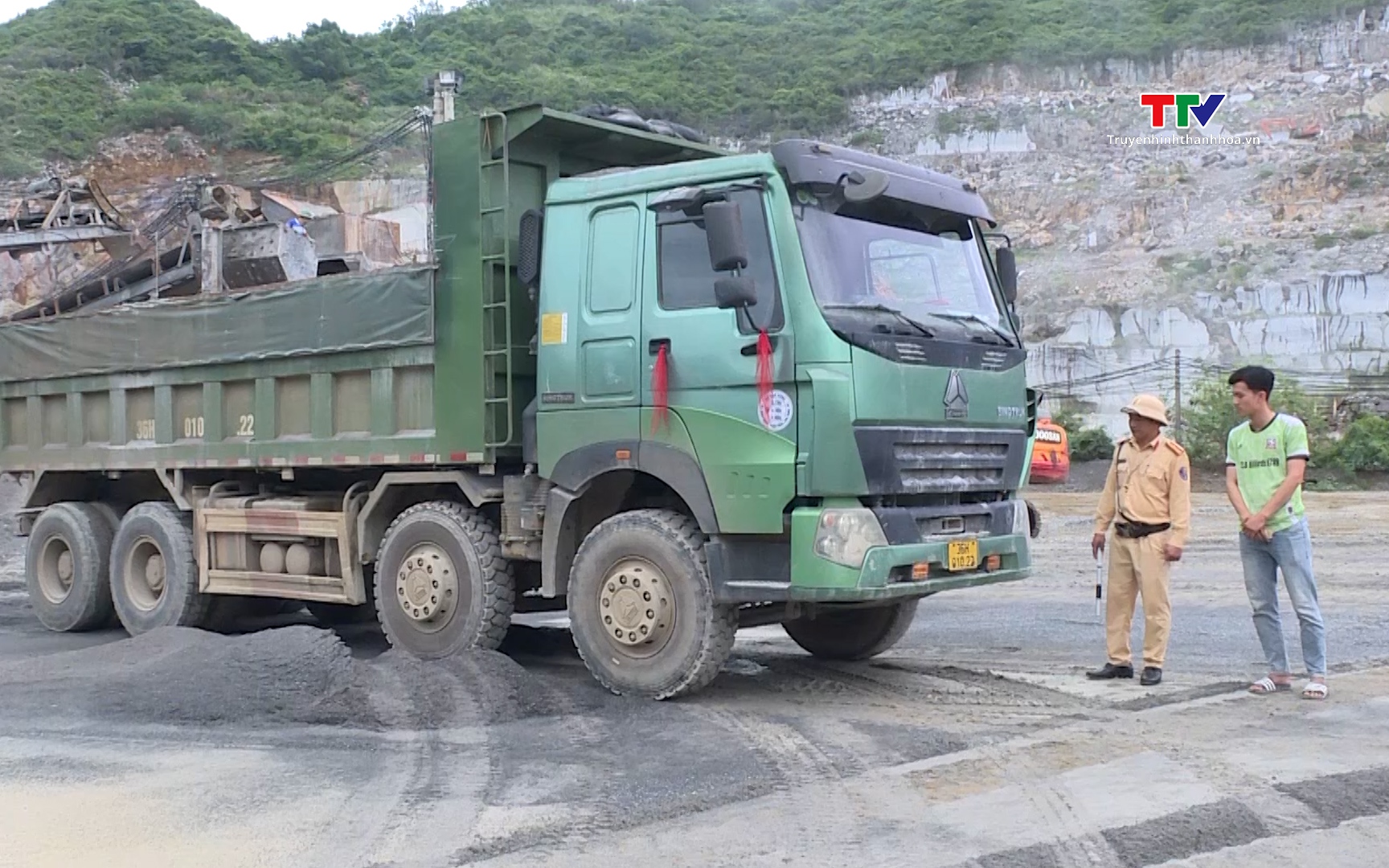 Phấn đấu hoàn thành rà soát xe ô tô tải trên 15 tấn trước 25/4- Ảnh 1. Xác minh, xử lý lái xe ô tô tải che biển số tại thị trấn Yên Lâm