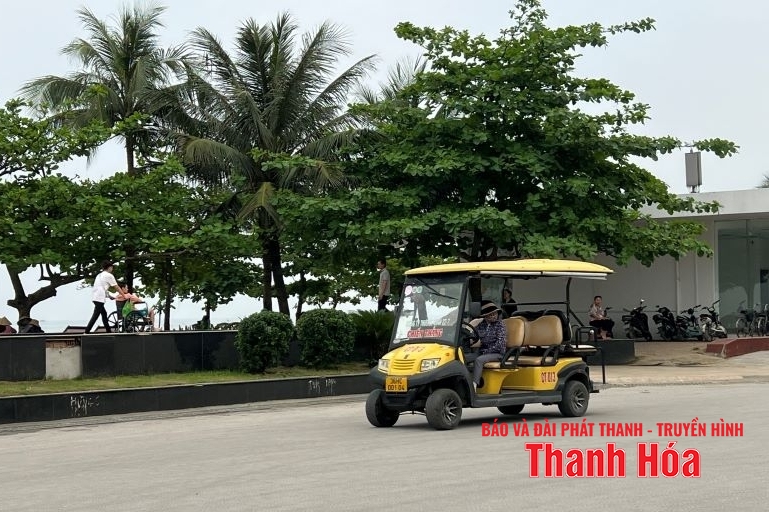 Sầm Sơn tạm thời cắm biển giới hạn tốc độ 30km/giờ để xe điện tiếp tục hoạt động phục vụ du lịch- Ảnh 1. Sầm Sơn tạm thời cắm biển giới hạn tốc độ 30km/giờ để xe điện tiếp tục hoạt động phục vụ du lịch- Ảnh 1.