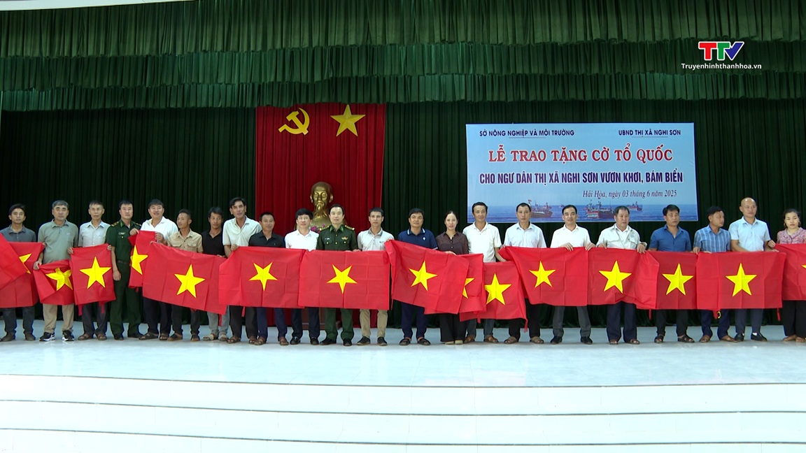 Trao 2.000 lá cờ Tổ quốc cho ngư dân vươn khơi, bám biển- Ảnh 1. Trao 2.000 lá cờ Tổ quốc cho ngư dân vươn khơi, bám biển- Ảnh 1.