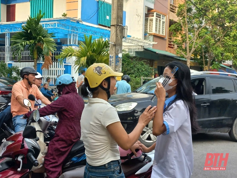 Hơn 43.000 thí sinh Thanh Hóa bước vào ngày thi đầu tiên kỳ thi tuyển sinh vào lớp 10 THPT công lập năm học 2025-2026- Ảnh 3.