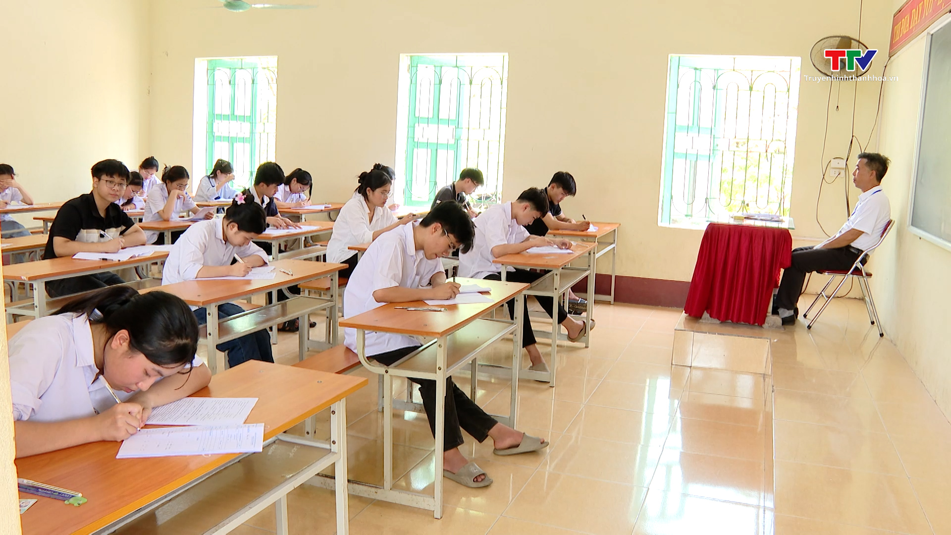Phó Chủ tịch UBND tỉnh Đầu Thanh Tùng kiểm tra công tác tổ chức thi tuyển sinh lớp 10 THPT năm học 2025-2026- Ảnh 2. Phó Chủ tịch UBND tỉnh Đầu Thanh Tùng kiểm tra công tác tổ chức thi tuyển sinh lớp 10 THPT năm học 2025-2026- Ảnh 2.