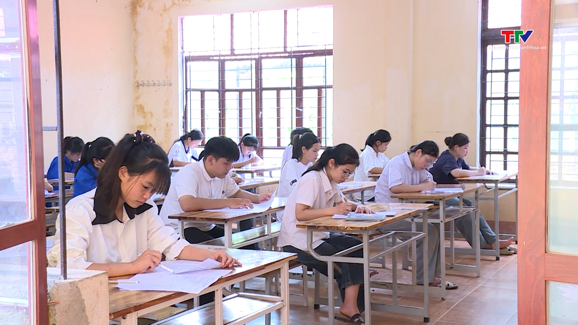 Thanh Hóa: Ngày đầu tiên Kỳ thi tuyển sinh vào lớp 10 THPT diễn ra an toàn
- Ảnh 1. Thanh Hóa: Ngày đầu tiên Kỳ thi tuyển sinh vào lớp 10 THPT diễn ra an toàn
- Ảnh 1.