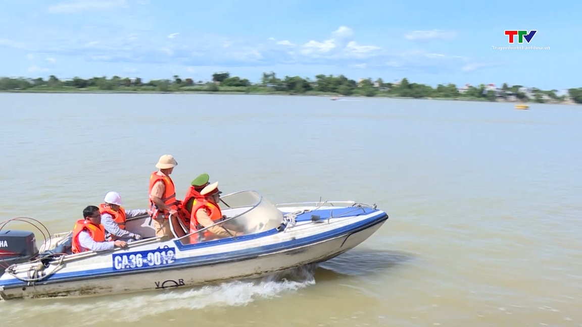 Tổng kiểm soát phương tiện bơm hút, vận chuyển cát sỏi trên sông- Ảnh 1. Tổng kiểm soát phương tiện bơm hút, vận chuyển cát sỏi trên sông- Ảnh 1.