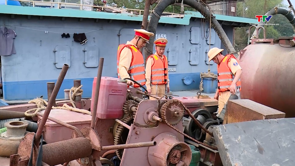 Tổng kiểm soát phương tiện bơm hút, vận chuyển cát sỏi trên sông- Ảnh 3. Tổng kiểm soát phương tiện bơm hút, vận chuyển cát sỏi trên sông- Ảnh 3.