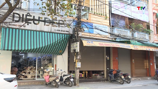 Thanh Hoá: Nhiều cửa hàng đóng cửa giữa cao điểm chống hàng giả, hàng lậu- Ảnh 3. Thanh Hoá: Nhiều cửa hàng đóng cửa giữa cao điểm chống hàng giả, hàng lậu- Ảnh 3.
