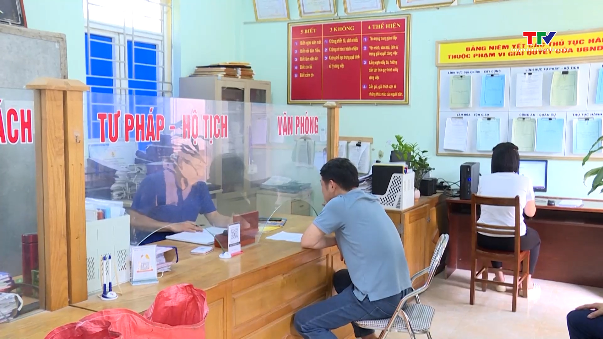 Giải quyết thủ tục hành chính thông suốt trong quá trình sắp xếp đơn vị hành chính- Ảnh 1. Giải quyết thủ tục hành chính thông suốt trong quá trình sắp xếp đơn vị hành chính- Ảnh 1.