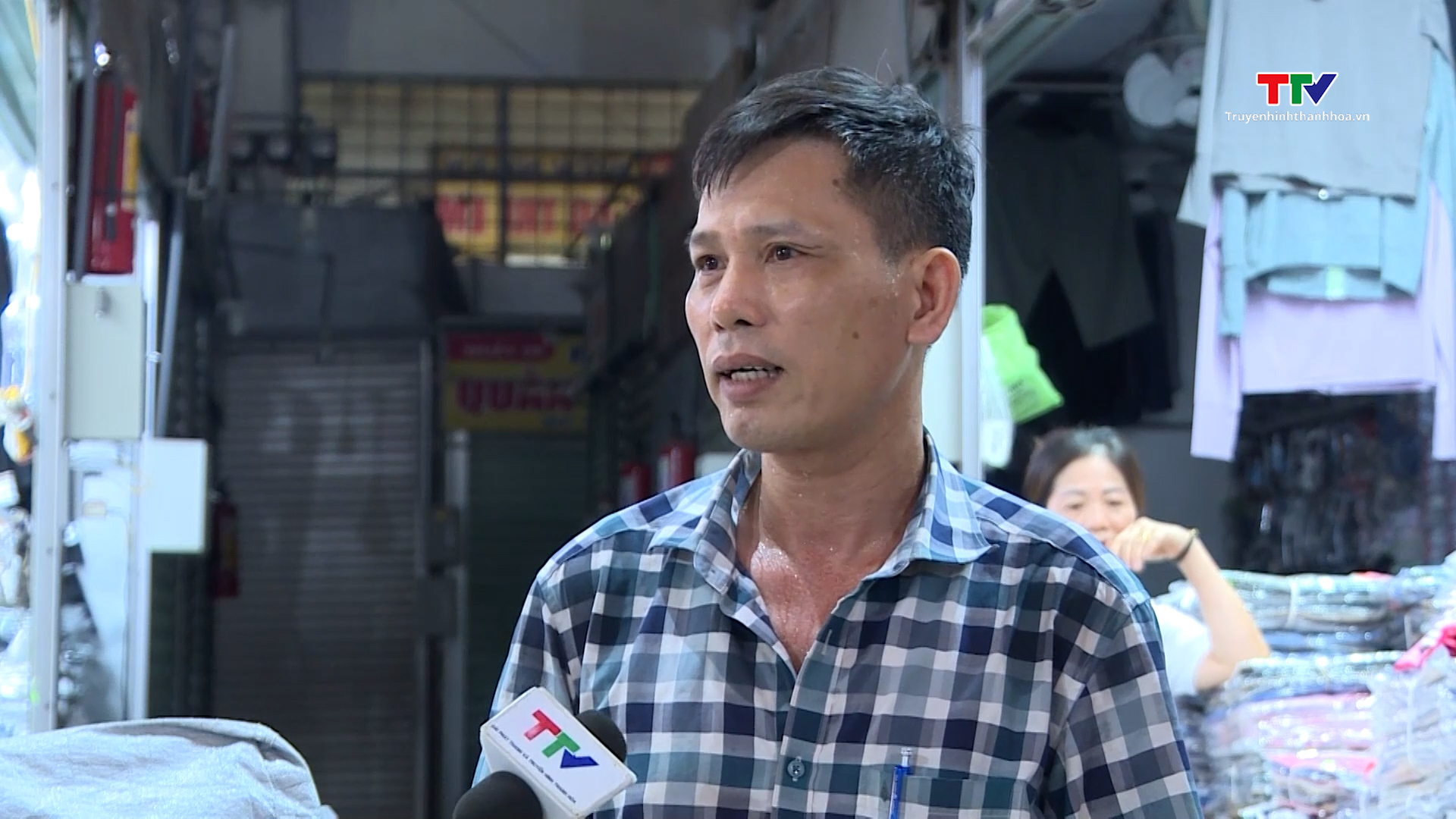 Thanh Hoá: Nhiều cửa hàng đóng cửa giữa cao điểm chống hàng giả, hàng lậu- Ảnh 4. Thanh Hoá: Nhiều cửa hàng đóng cửa giữa cao điểm chống hàng giả, hàng lậu- Ảnh 4.