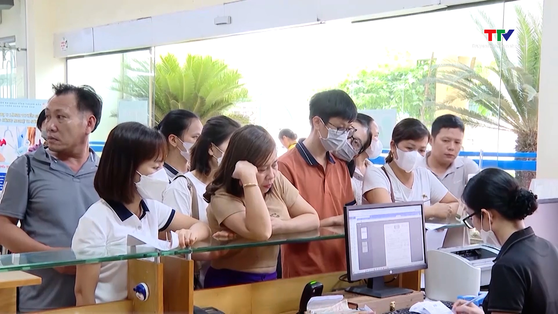 Dừng cấp thẻ bảo hiểm y tế giấy từ tháng 6/2025- Ảnh 1. Dừng cấp thẻ bảo hiểm y tế giấy từ tháng 6/2025- Ảnh 1.