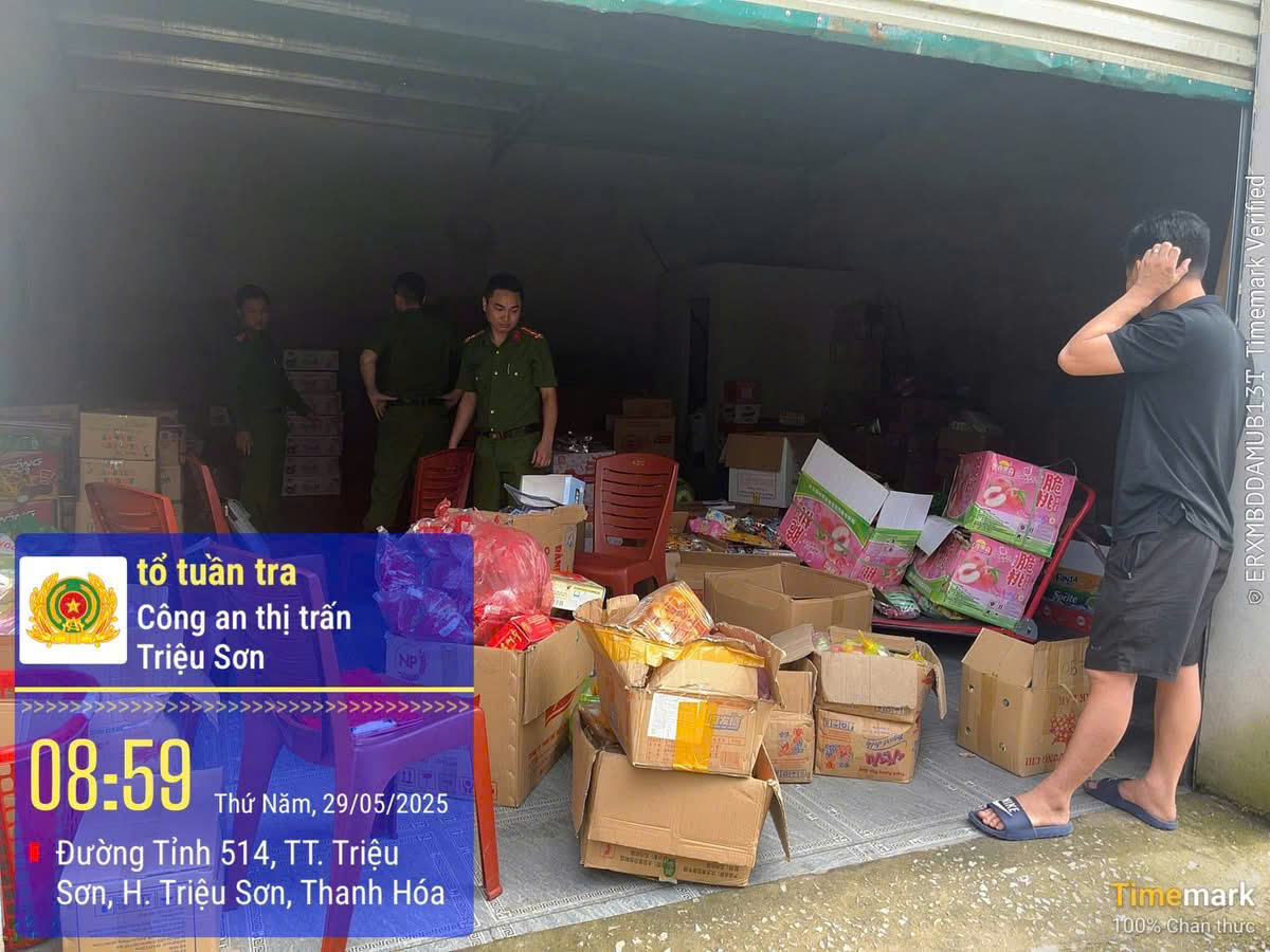 Công an thị trấn Triệu Sơn phát hiện cơ sở kinh doanh hàng hóa không rõ nguồn gốc xuất xứ- Ảnh 1.