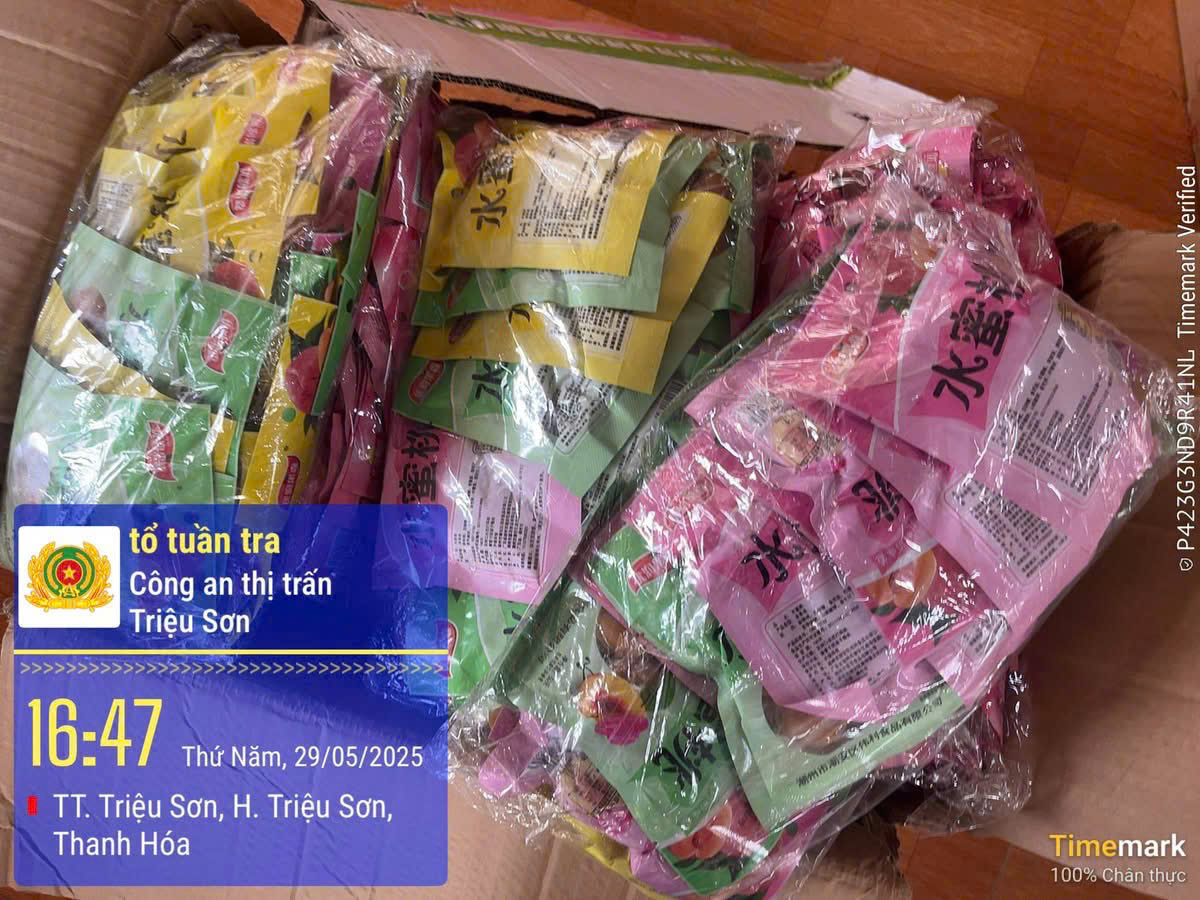 Công an thị trấn Triệu Sơn phát hiện cơ sở kinh doanh hàng hóa không rõ nguồn gốc xuất xứ- Ảnh 2.