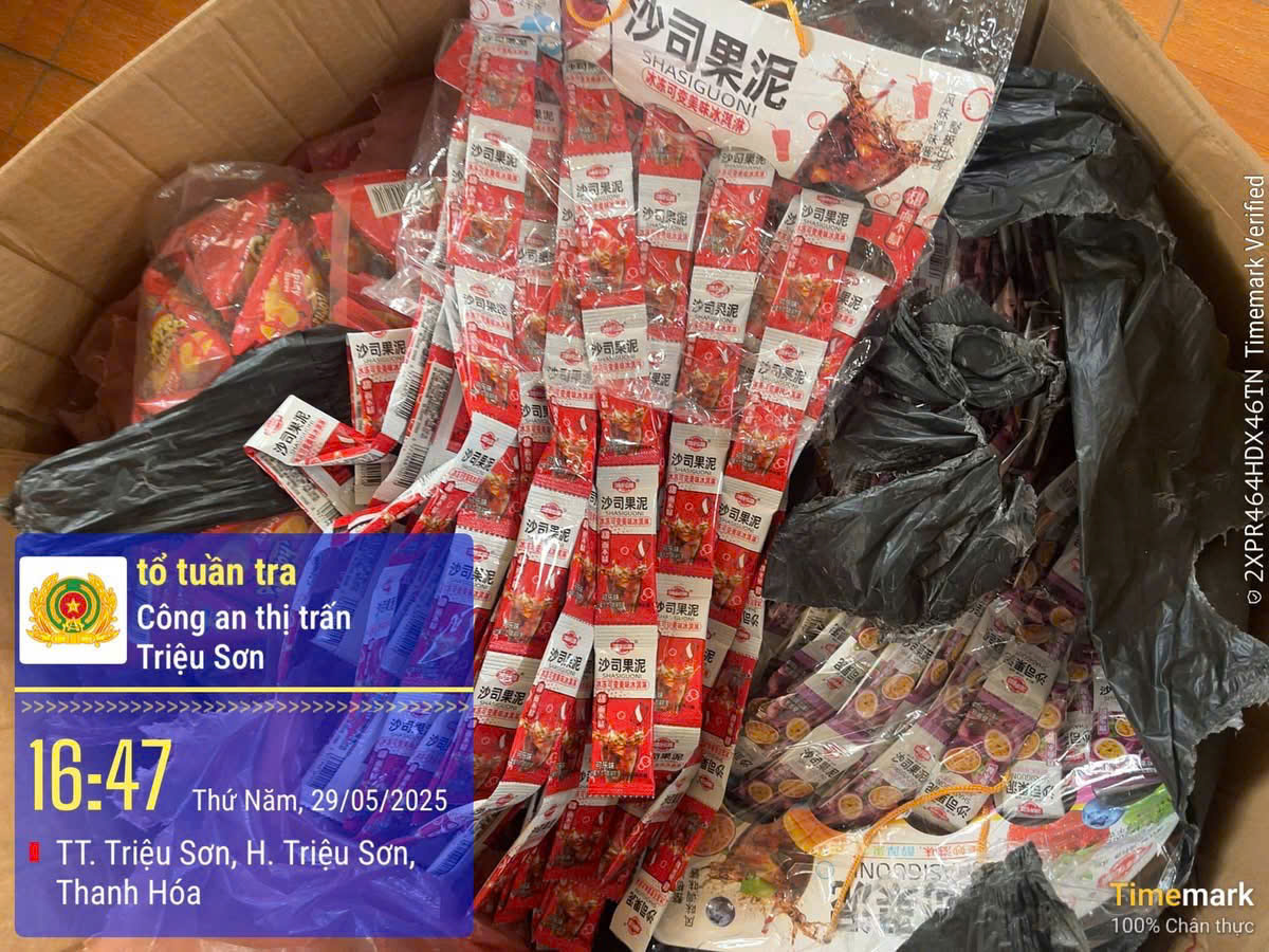 Công an thị trấn Triệu Sơn phát hiện cơ sở kinh doanh hàng hóa không rõ nguồn gốc xuất xứ- Ảnh 3.