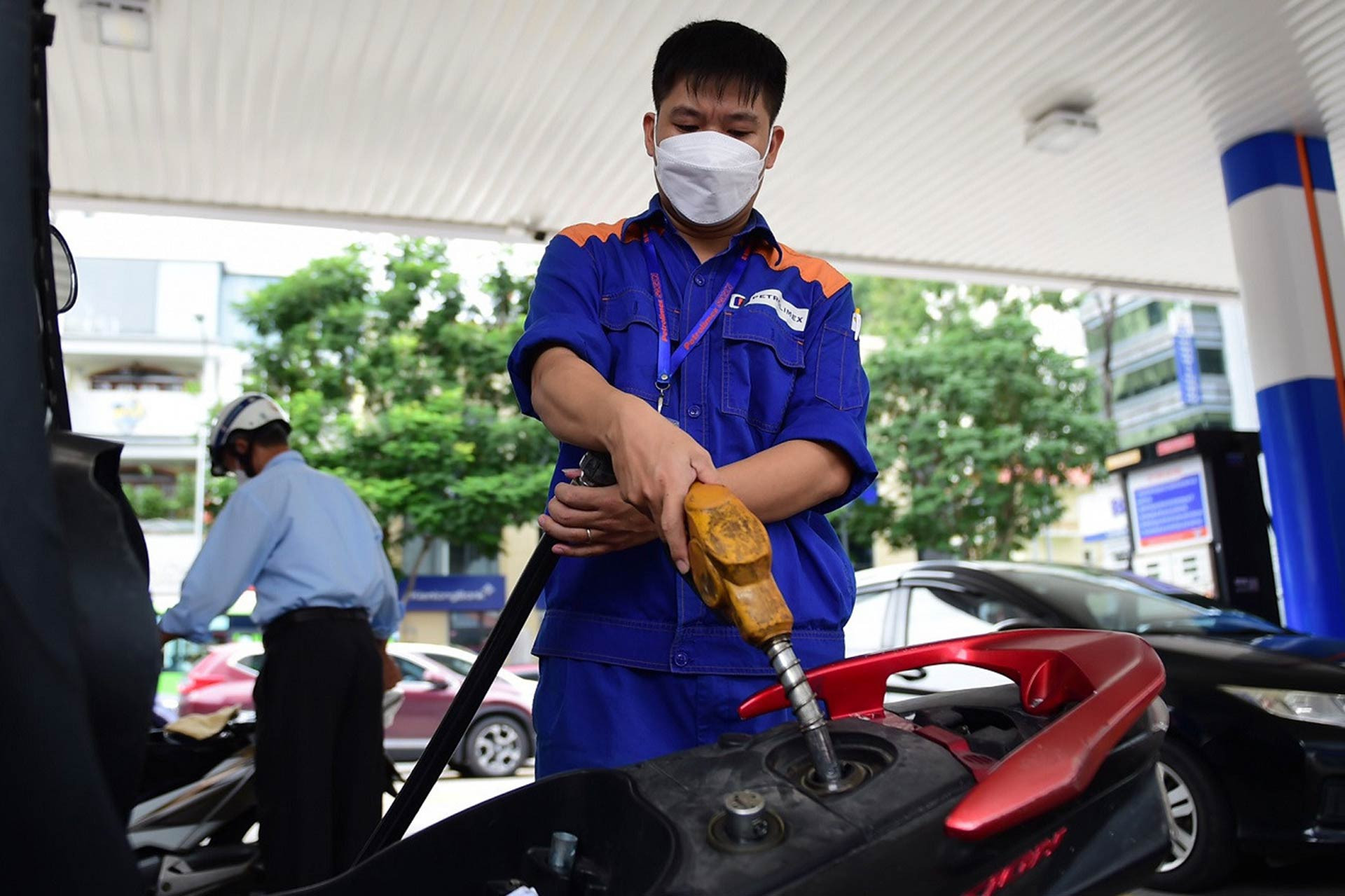 Giá xăng tiếp tục tăng, RON 95 hướng mốc 20.000 đồng/lít- Ảnh 1. Giá xăng tiếp tục tăng, RON 95 hướng mốc 20.000 đồng/lít- Ảnh 1.