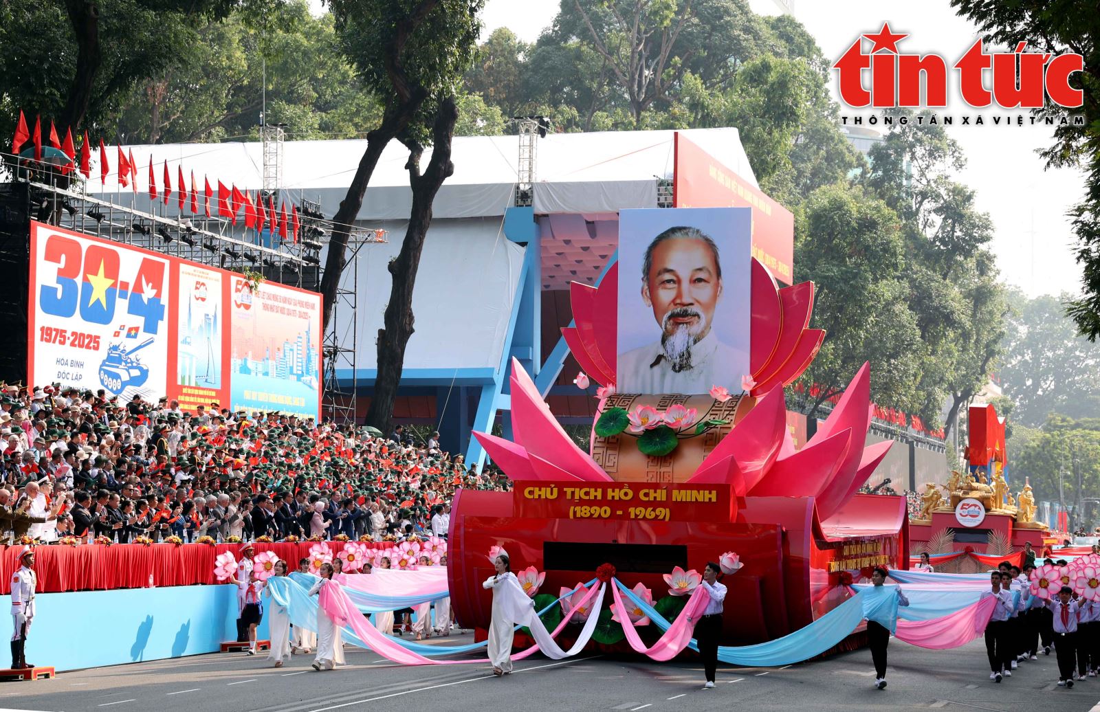 114 năm Ngày Bác Hồ ra đi tìm đường cứu nước: Hành trình ánh sáng - hành trình tương lai- Ảnh 7. 114 năm Ngày Bác Hồ ra đi tìm đường cứu nước: Hành trình ánh sáng - hành trình tương lai- Ảnh 7.