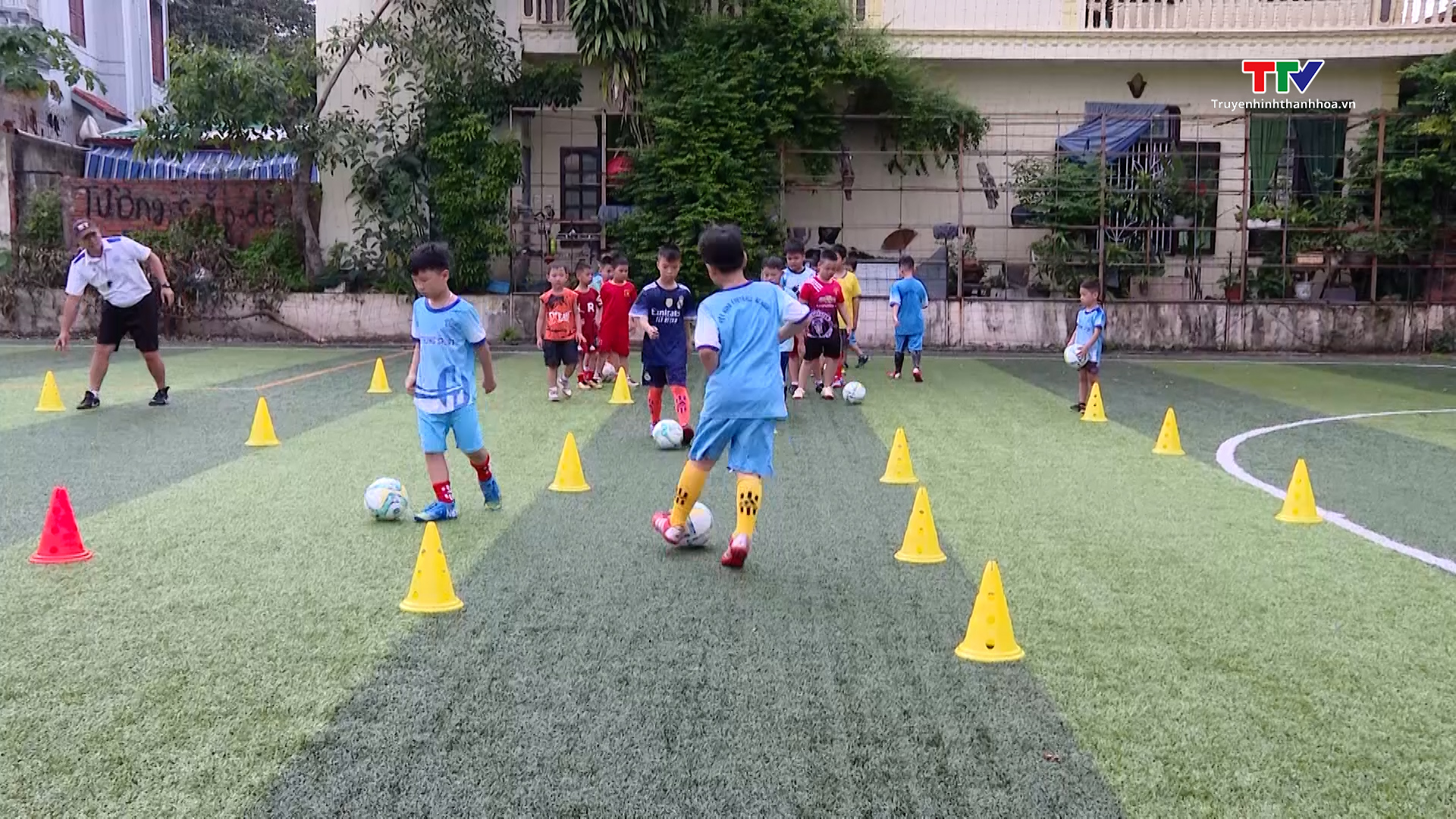 Sôi động sân chơi thể thao cho trẻ em dịp hè- Ảnh 1. Sôi động sân chơi thể thao cho trẻ em dịp hè- Ảnh 1.