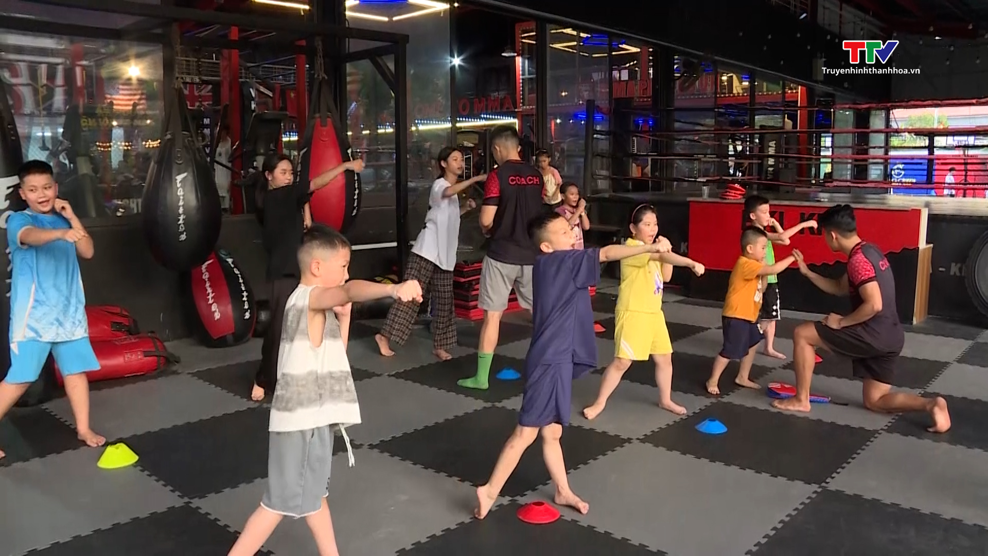 Sôi động sân chơi thể thao cho trẻ em dịp hè- Ảnh 4. Sôi động sân chơi thể thao cho trẻ em dịp hè- Ảnh 4.