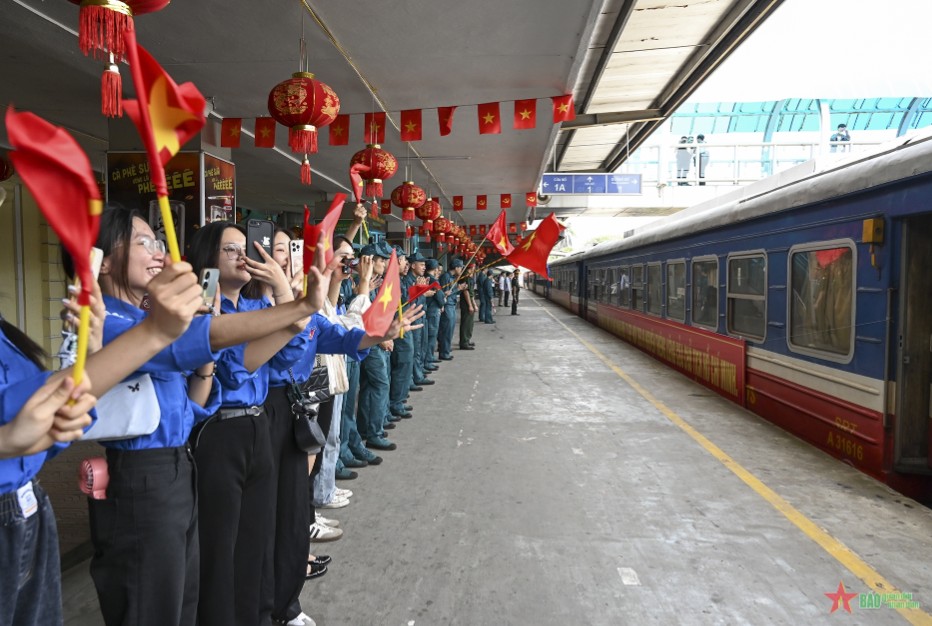 Hà Nội đón các đoàn tham gia diễu binh, diễu hành kỷ niệm 80 năm Quốc khánh- Ảnh 2. Hà Nội đón các đoàn tham gia diễu binh, diễu hành kỷ niệm 80 năm Quốc khánh- Ảnh 2.