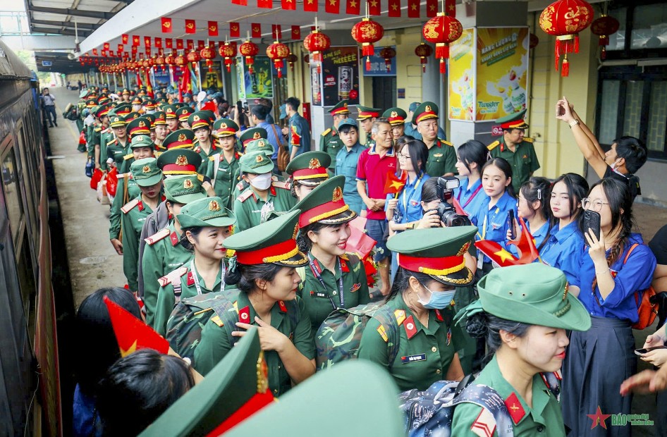 Hà Nội đón các đoàn tham gia diễu binh, diễu hành kỷ niệm 80 năm Quốc khánh- Ảnh 3. Hà Nội đón các đoàn tham gia diễu binh, diễu hành kỷ niệm 80 năm Quốc khánh- Ảnh 3.