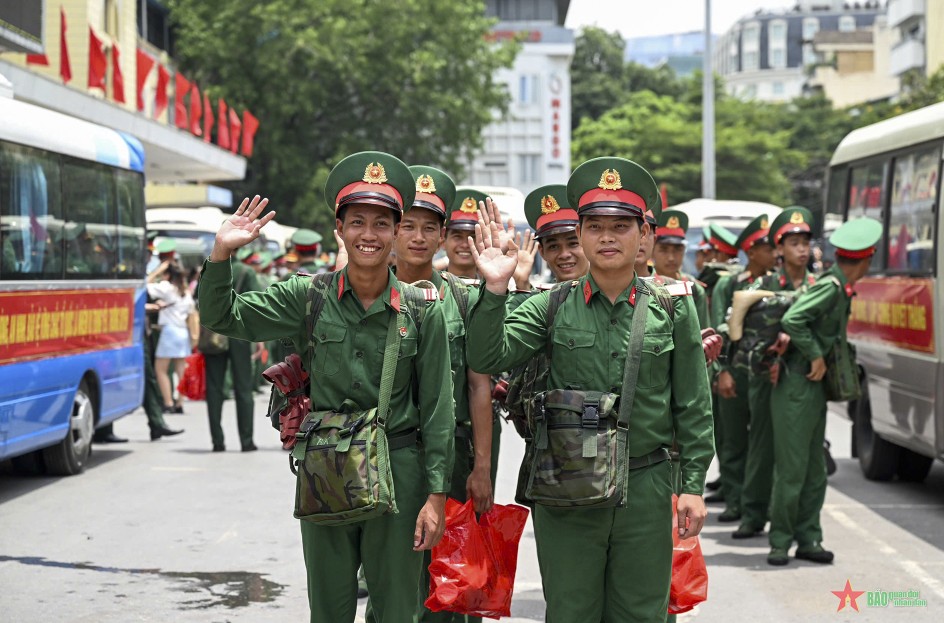 Hà Nội đón các đoàn tham gia diễu binh, diễu hành kỷ niệm 80 năm Quốc khánh- Ảnh 8. Hà Nội đón các đoàn tham gia diễu binh, diễu hành kỷ niệm 80 năm Quốc khánh- Ảnh 8.