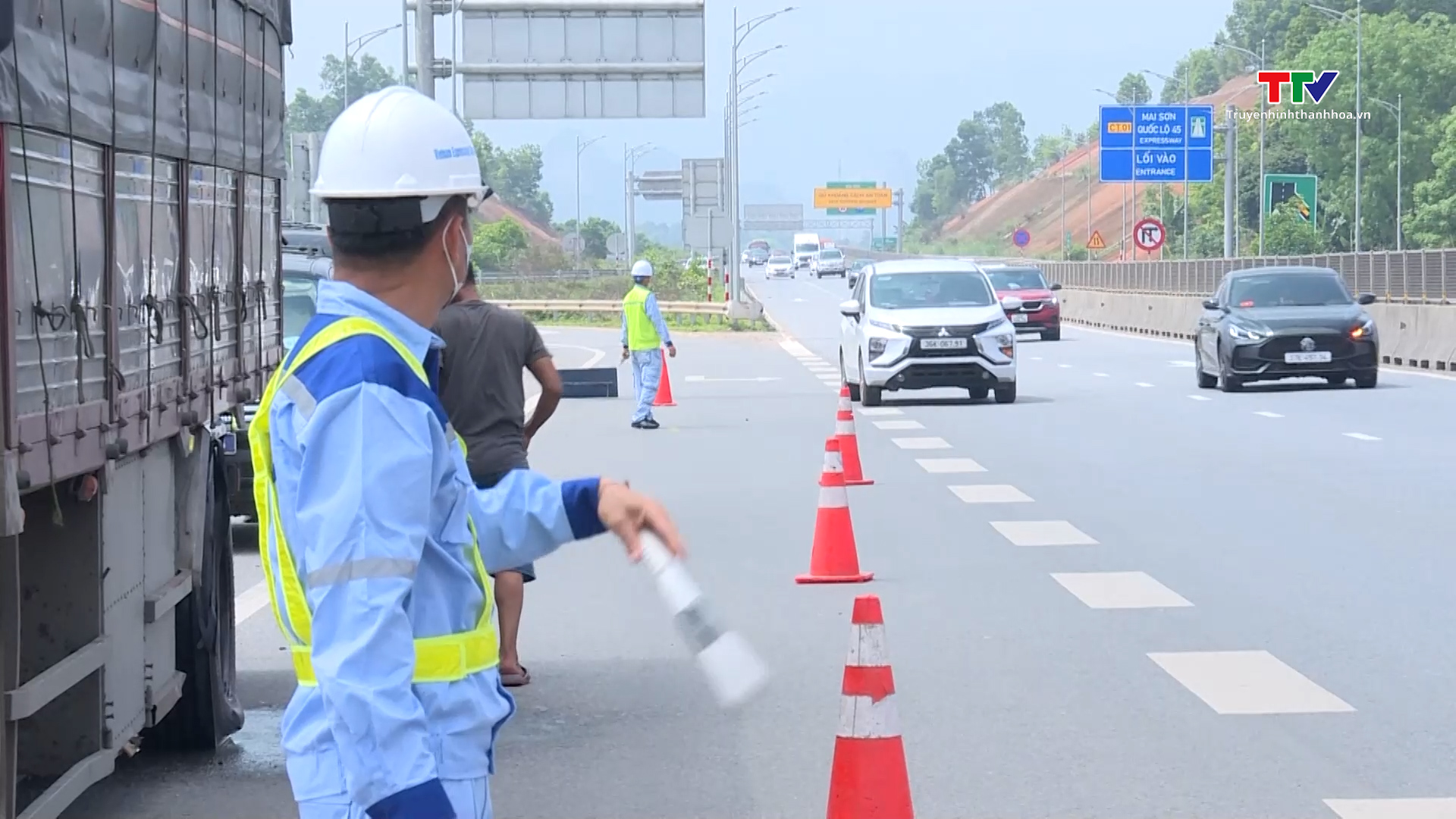 Tiềm ẩn nguy cơ mất an toàn giao thông trên cao tốc- Ảnh 1. Tiềm ẩn nguy cơ mất an toàn giao thông trên cao tốc- Ảnh 1.
