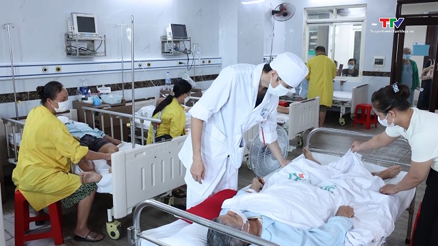 Bảo vệ sức khỏe người cao tuổi trong thời tiết nắng nóng- Ảnh 1. Bảo vệ sức khỏe người cao tuổi trong thời tiết nắng nóng- Ảnh 1.