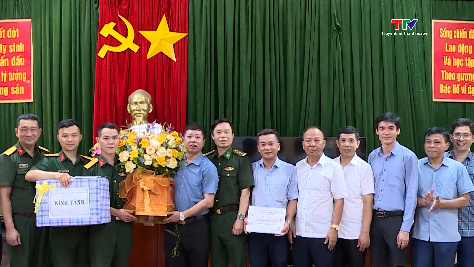 Sở Nông nghiệp và Môi trường tặng quà Bộ đội đảo Nẹ- Ảnh 1. Sở Nông nghiệp và Môi trường tặng quà Bộ đội đảo Nẹ- Ảnh 1.