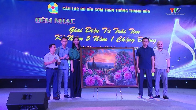 Đêm nhạc thiện nguyện "Giai điệu từ trái tim"- Ảnh 1. Đêm nhạc thiện nguyện "Giai điệu từ trái tim"- Ảnh 1.
