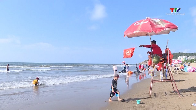 Những người hùng thầm lặng tại bãi biển Sầm Sơn- Ảnh 3. Những người hùng thầm lặng tại bãi biển Sầm Sơn- Ảnh 3.